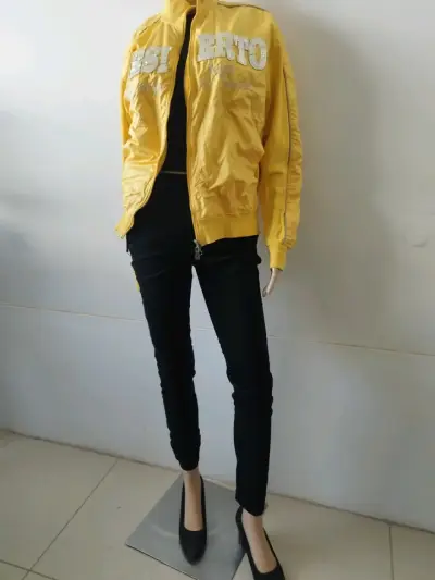 Chaqueta bomber amarilla con bordados - miniatura 3