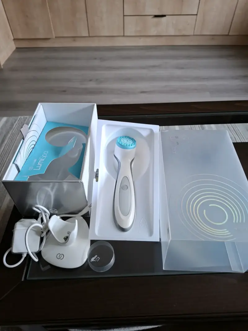 Cepillo facial LumiSpa con cargador - 1