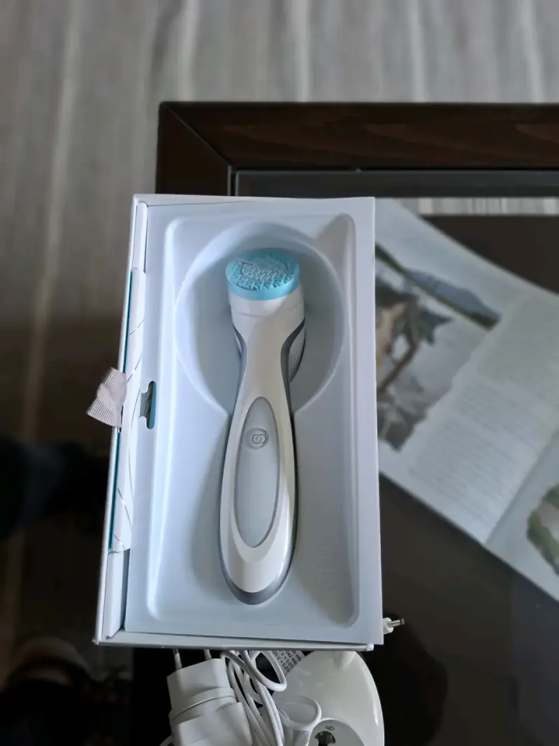 Cepillo facial LumiSpa con cargador - 4
