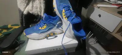 Zapatillas deportivas Curry azul y amarillo - miniatura 1
