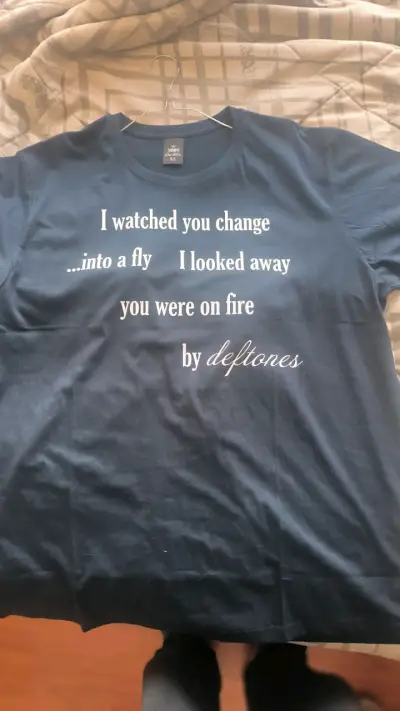 Polera negra Deftones con diseño de letras - miniatura 1