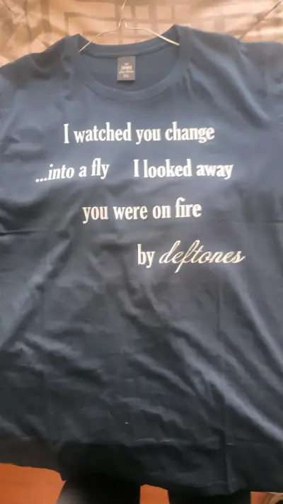 Polera negra Deftones con diseño de letras - miniatura 2