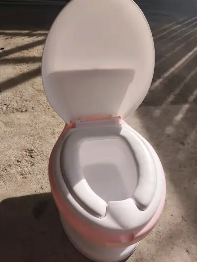 Bacinica infantil portátil rosa y blanca - miniatura 1
