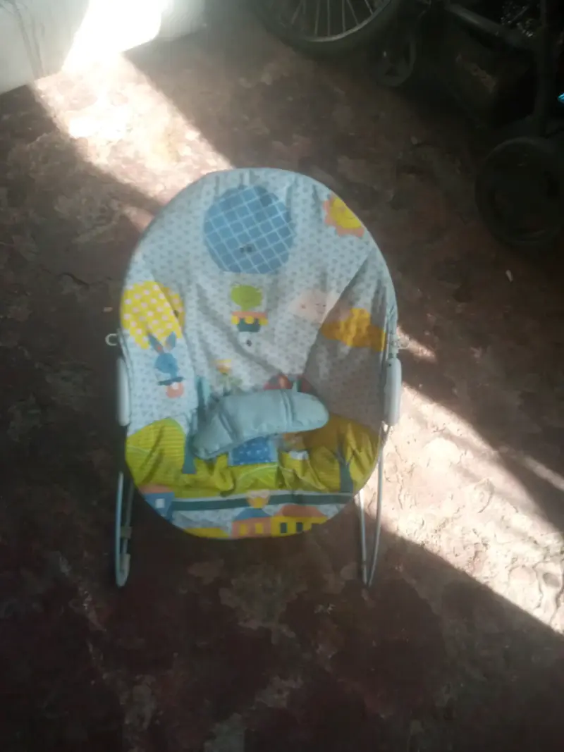 Silla mecedora para bebé con estampado