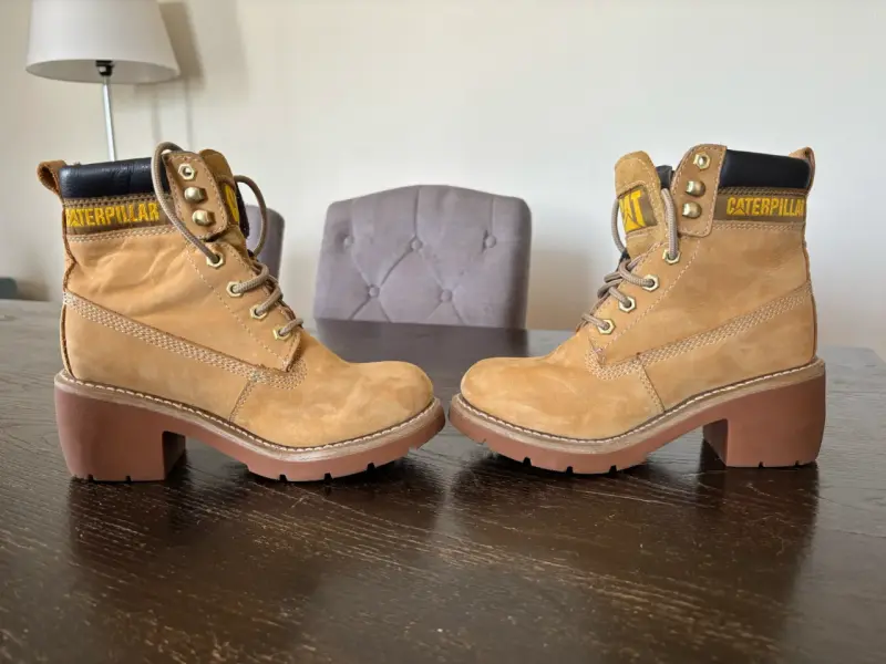 Botas Caterpillar de cuero beige con plataforma - 2