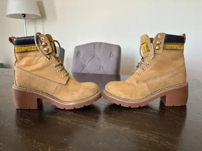 Botas Caterpillar de cuero beige con plataforma - miniatura 2