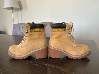 Botas Caterpillar de cuero beige con plataforma - miniatura 1