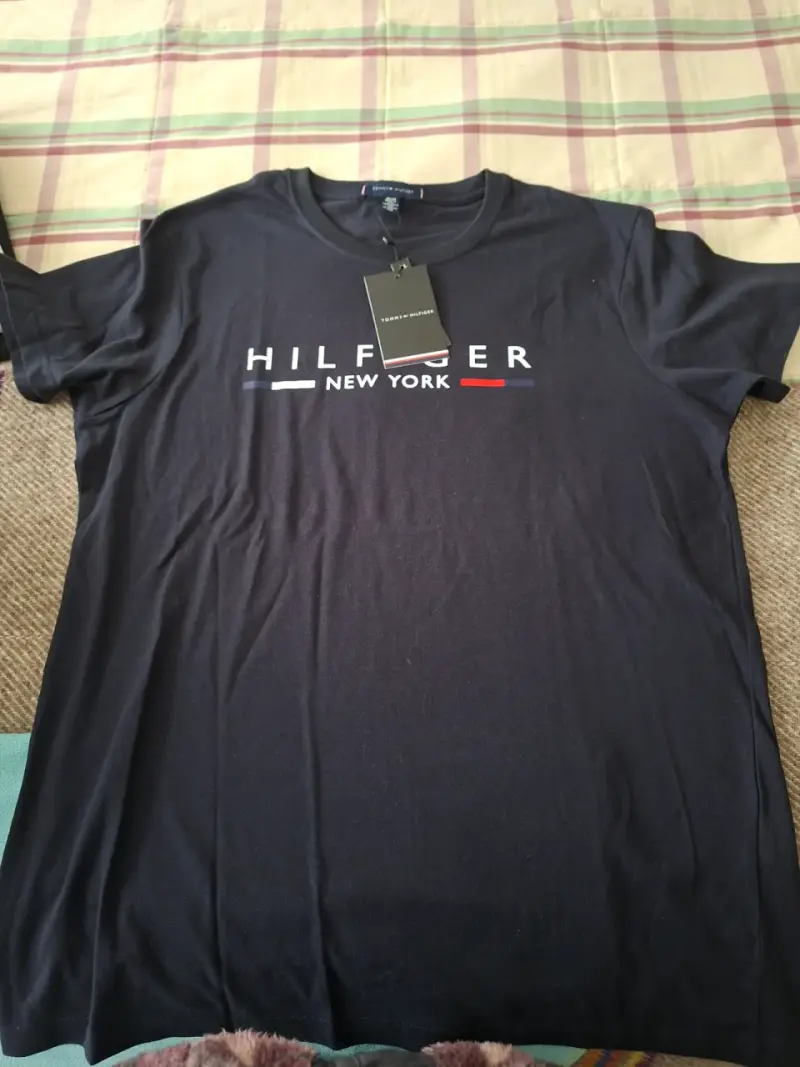 Polera Tommy Hilfiger negra con logo - 1