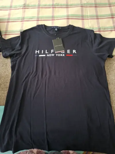 Polera Tommy Hilfiger negra con logo - miniatura 1
