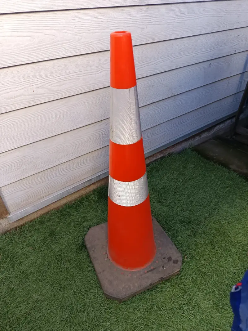 Cono de tráfico naranja con reflectante - 2