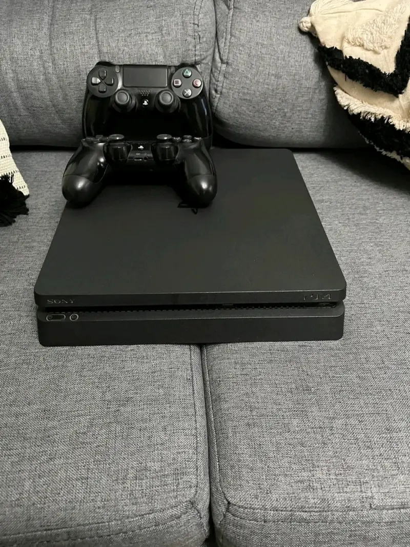 Consola Sony PS4 con dos controles