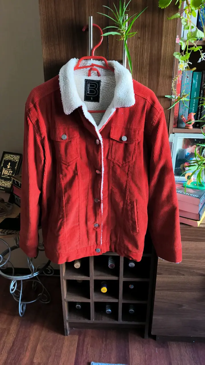 Chaqueta de cotelé roja con forro de borrego