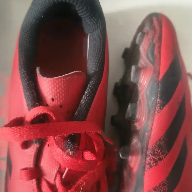 Zapatillas de fútbol rojas con toperoles - 1