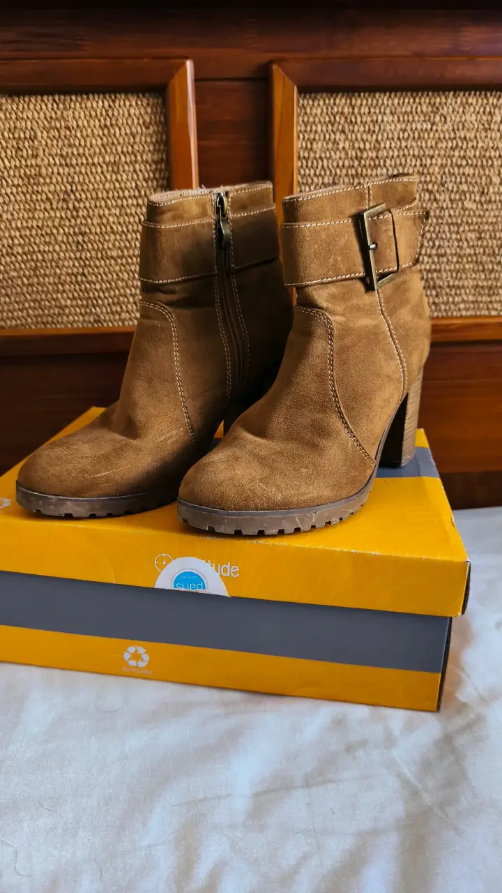 Botines de gamuza marrón con tacón alto - 1