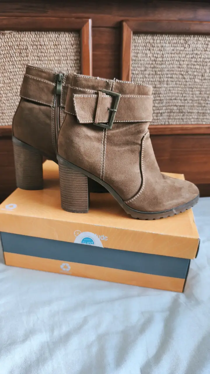 Botines de gamuza marrón con tacón alto - 2