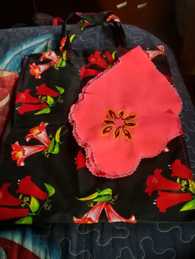 Bolsa de tela con diseño floral chileno - miniatura 1