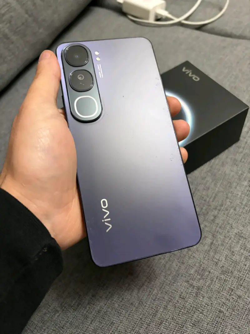 Smartphone Vivo con cámara dual y diseño elegante - 1