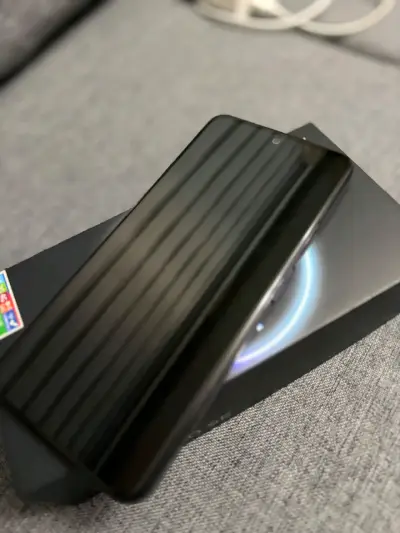 Smartphone Vivo con cámara dual y diseño elegante - miniatura 2