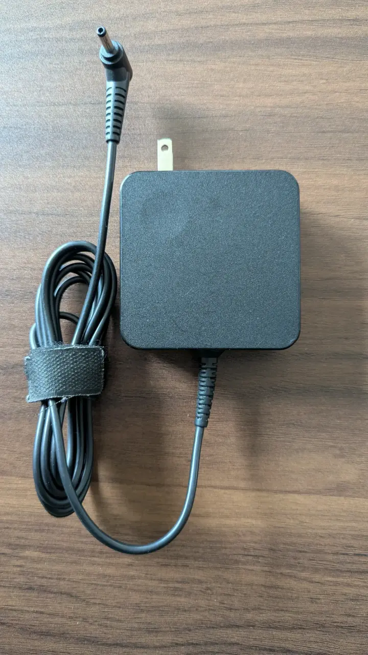 Cargador de laptop LENOVO negro - 1