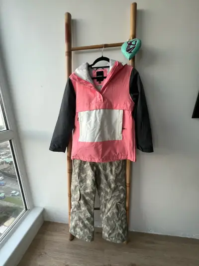 Chaqueta impermeable rosa con capucha - miniatura 3