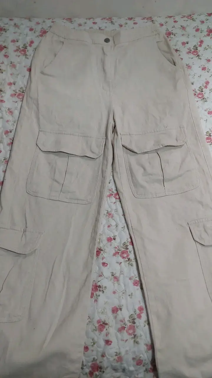 Pantalones cargo beige mujer