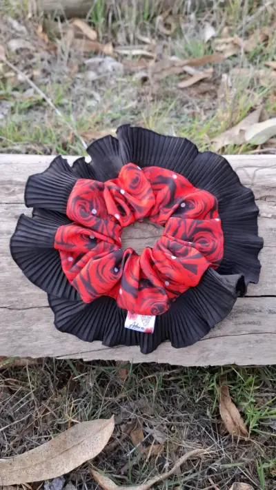Scrunchie de tela rojo con negro floral - miniatura 1