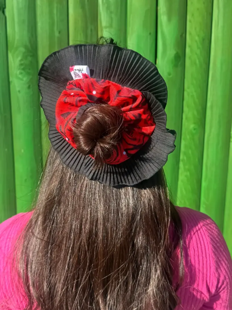 Scrunchie de tela rojo con negro floral - 2