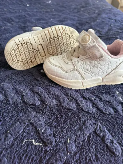 Zapatillas blancas para niña con velcro - miniatura 1