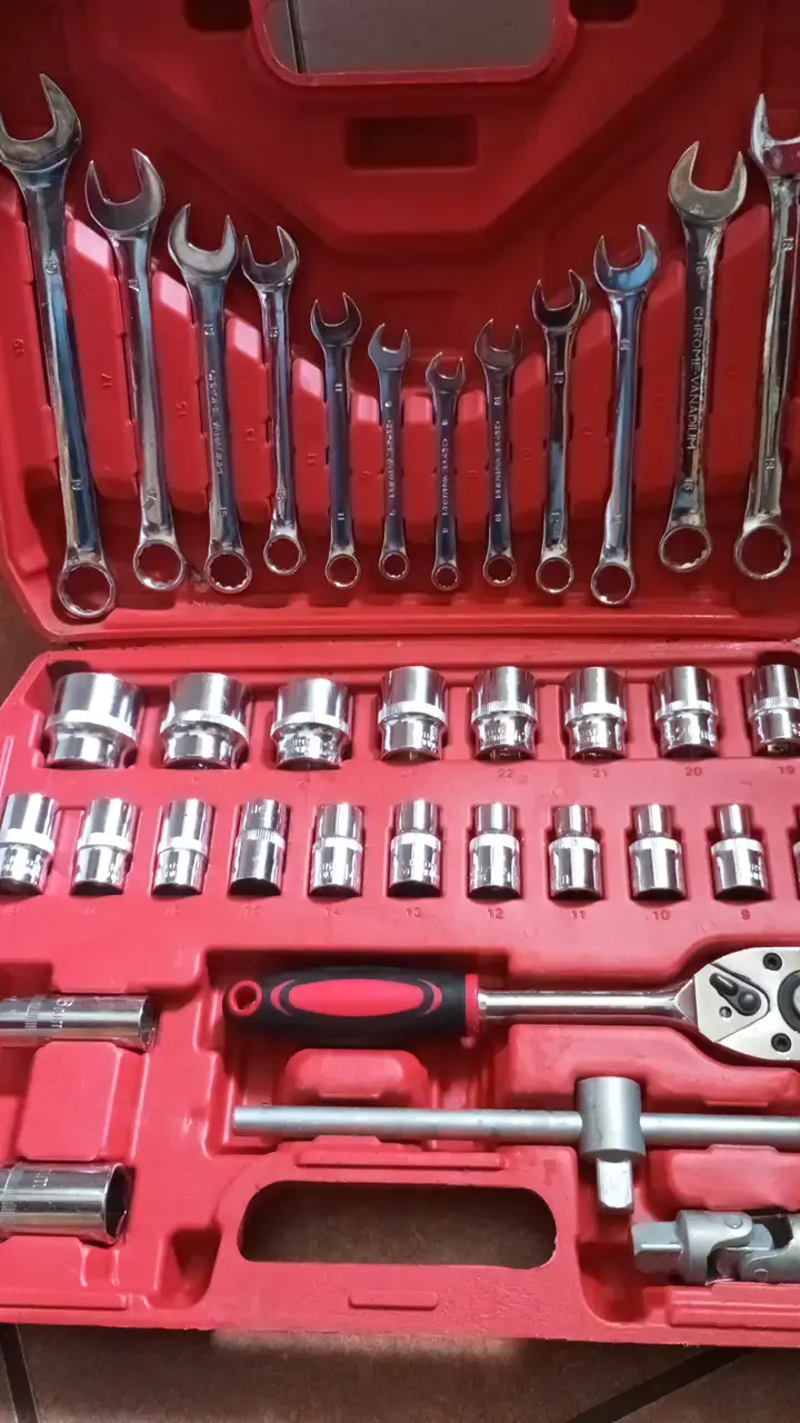 Juego de llaves y dados cromados en estuche - 1