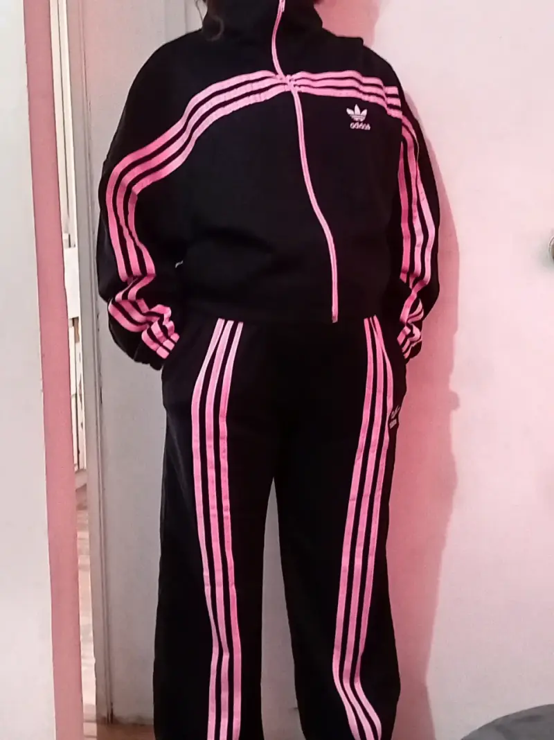 Conjunto deportivo Adidas negro con franjas rosas