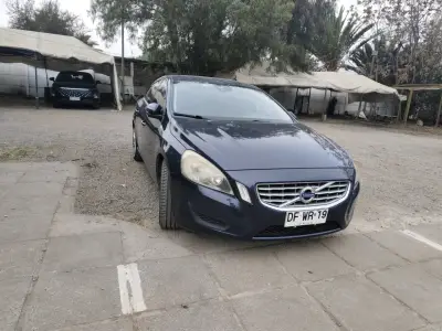 Volvo S60 2.0 T al día todo funcionando - miniatura 1