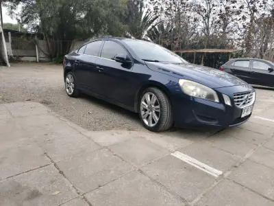 Volvo S60 2.0 T al día todo funcionando - miniatura 2