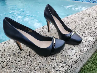 Tacones negros elegantes con detalle metálico - miniatura 1