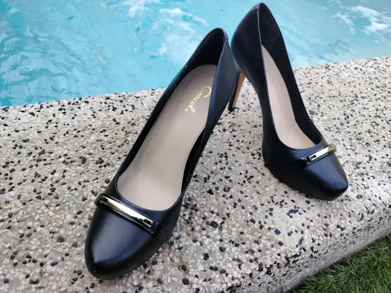 Tacones negros elegantes con detalle metálico - 2