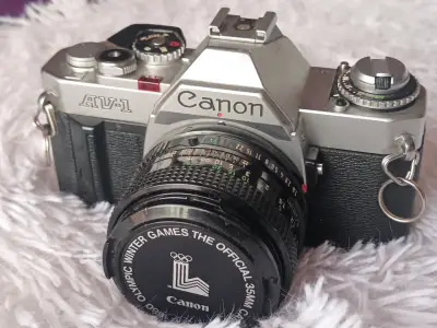 Cámara Canon AV-1 con lente 50mm original - miniatura 3