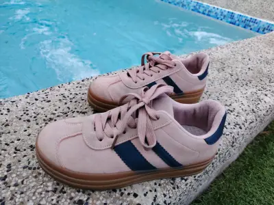 Zapatillas deportivas beige con detalles azul marino - miniatura 1