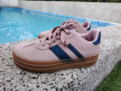 Zapatillas deportivas beige con detalles azul marino - miniatura 2