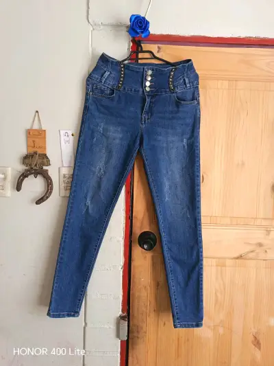 Jeans celestes de mezclilla para mujer - miniatura 4