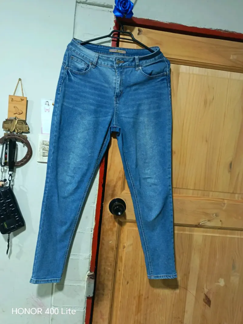 Jeans celestes de mezclilla para mujer - 6
