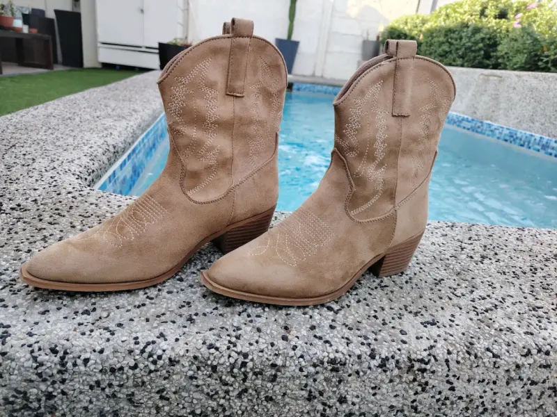 Botas vaqueras de gamuza beige