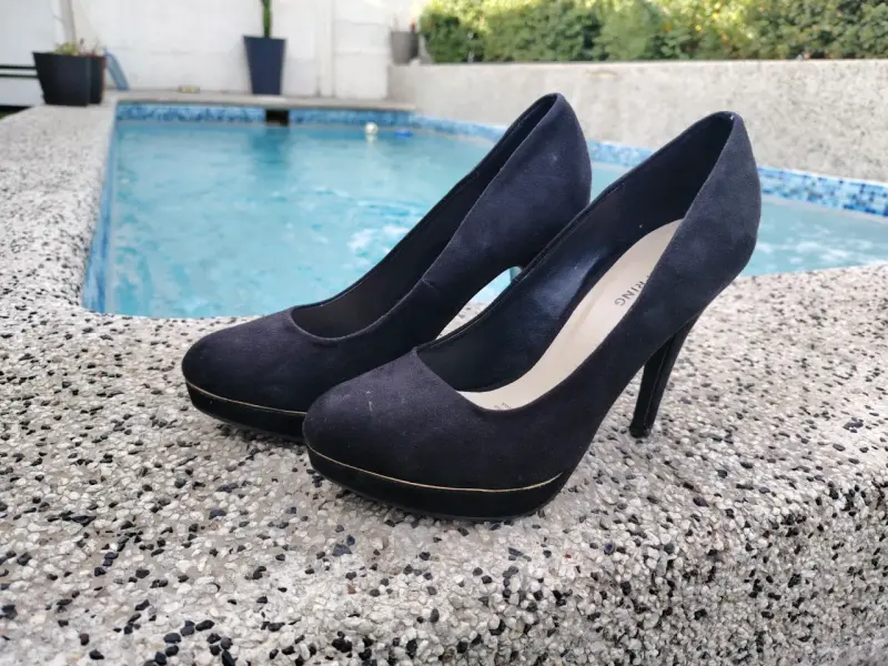 Tacones negros de gamuza elegante