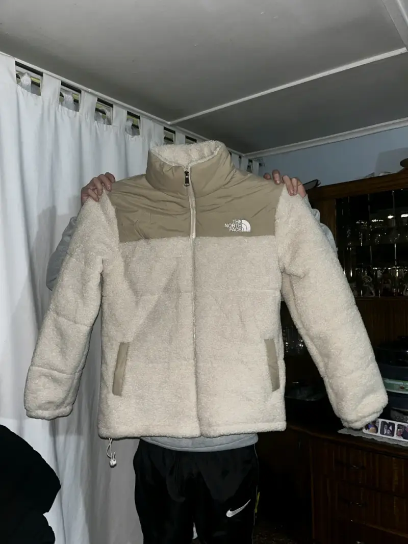 Chaqueta The North Face beige y blanca