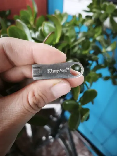 Pendrive Kingston metálico 16GB - miniatura 1