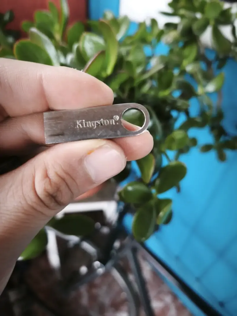 Pendrive Kingston metálico 16GB - 2