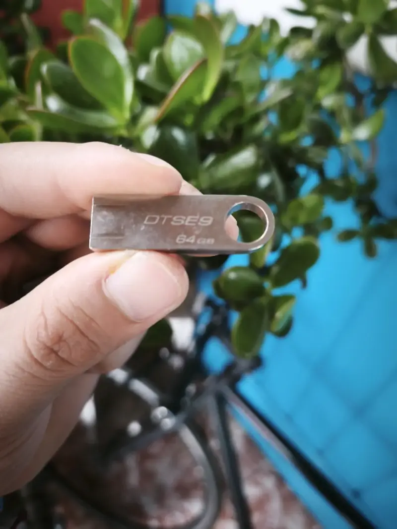Pendrive Kingston metálico 16GB - 3