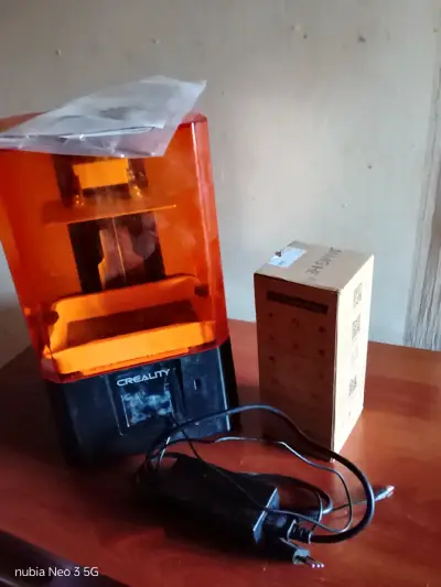 Impresora 3D Creality con resina y sus accesorios - miniatura 1