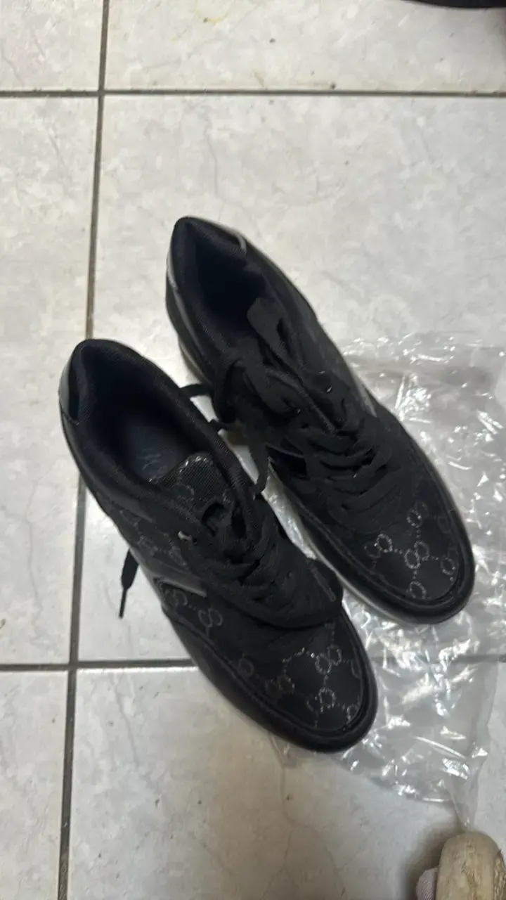 Zapatillas deportivas negras con diseño - 1