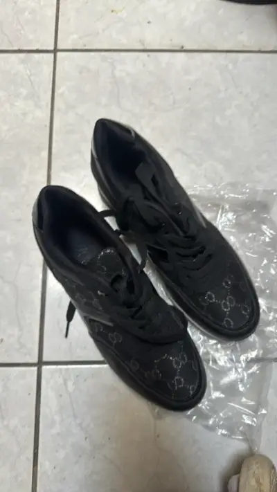 Zapatillas deportivas negras con diseño - miniatura 1