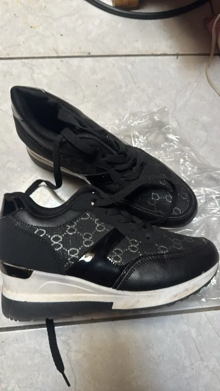 Zapatillas deportivas negras con diseño - 2