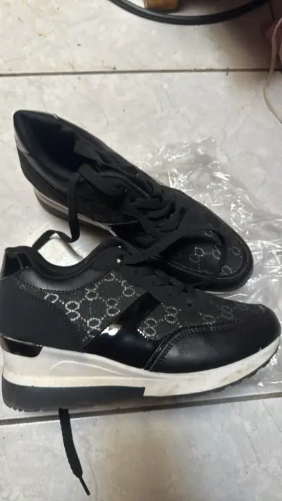 Zapatillas deportivas negras con diseño - miniatura 2